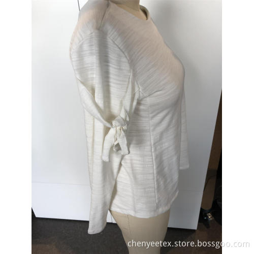 A round collar makes long sleeves look thinner